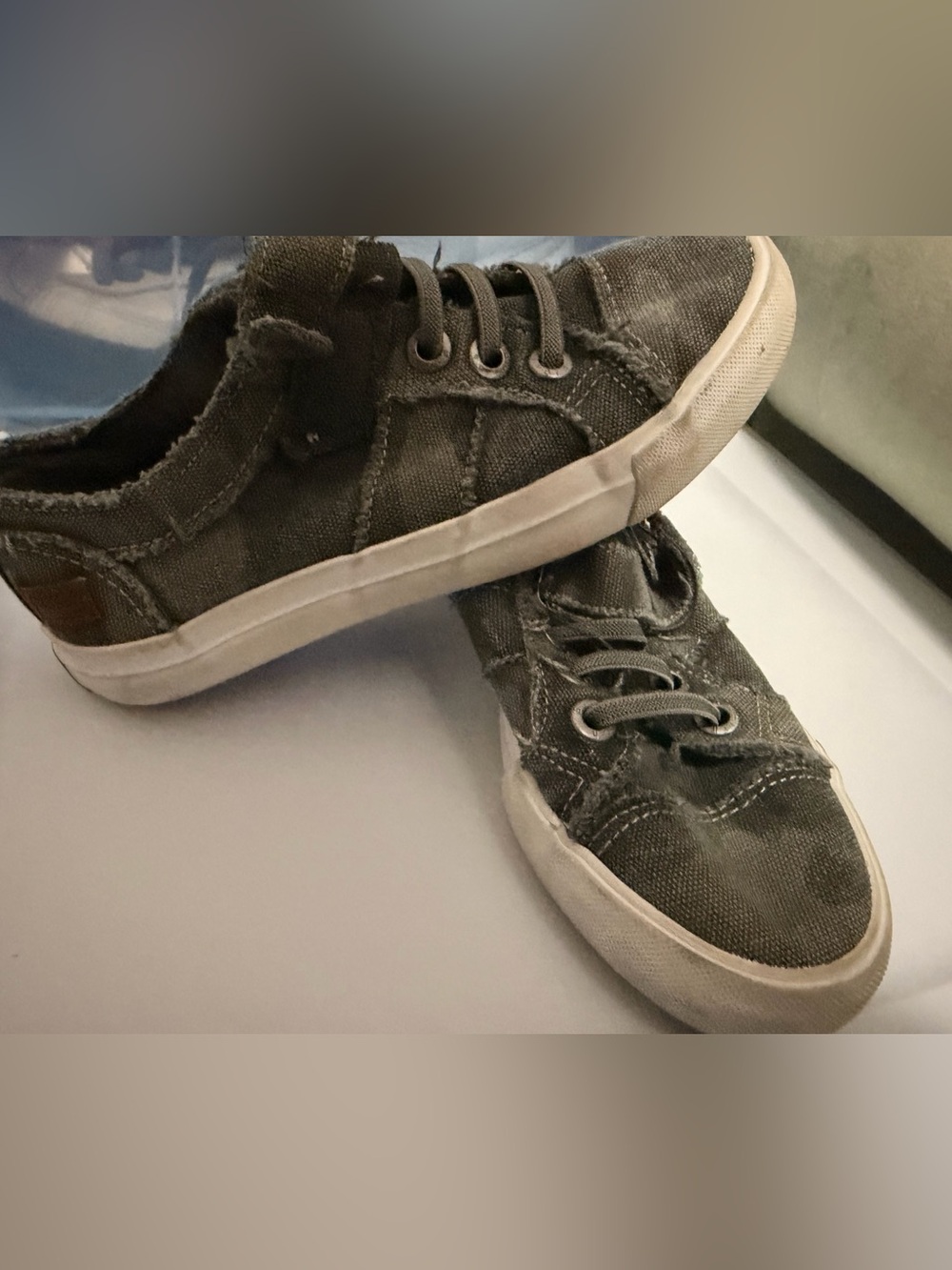 Kids Canvas Low-Top Sneakers in Charcoal Gray